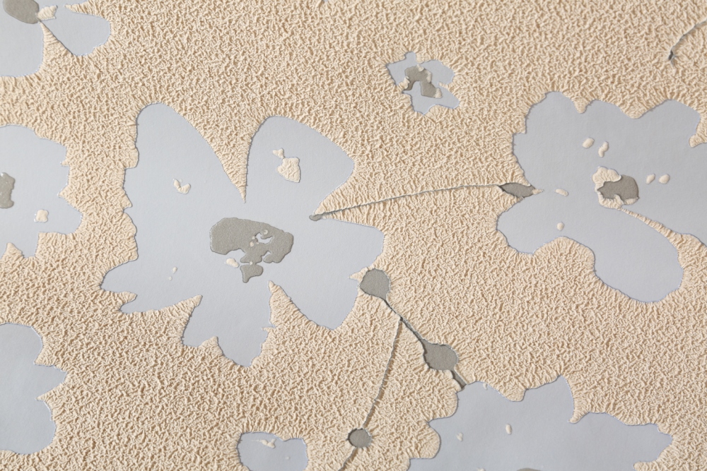 燃?xì)獾嘏碗姷嘏膫€(gè)好_地暖用電和用燃?xì)饽膫€(gè)省錢_電暖地暖和燃?xì)獾嘏?/></p>
<p>水地暖</p>
<p>水地暖就是把是以溫度不高于60℃的熱水埋置于地面以下填充層中的加熱管內(nèi)循環(huán)流動(dòng)，加熱整個(gè)地板，通過(guò)地面以輻射和對(duì)流的熱傳遞方式向室內(nèi)供熱的一種供暖方式。</p>
<p>它的優(yōu)點(diǎn)就是能同時(shí)提供生活熱水，不干燥。</p>
<p>有利就有弊，同時(shí)它也有一定的缺點(diǎn)，就是使用時(shí)長(zhǎng)短，壽命短，鍋爐大概12年需更換一次，分集水器大概6年需要更換一次，所以要想一直使用水地暖，那后期的更換成本可是必須考慮進(jìn)去的。水管內(nèi)的水也極易生成水垢，導(dǎo)致房間升溫慢，燃?xì)庀拇蟆?/p>
<p><img src=