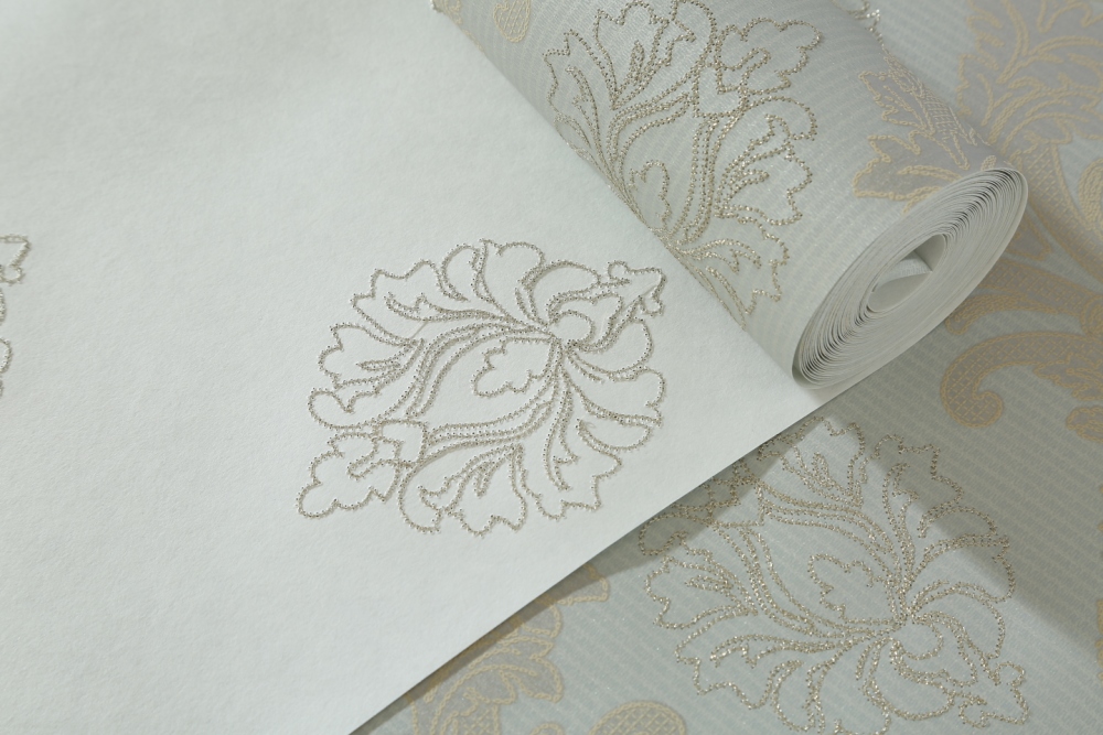 地暖用電和用燃?xì)饽膫€(gè)省錢_燃?xì)獾嘏碗姷嘏膫€(gè)好_電暖地暖和燃?xì)獾嘏?/></p>
<p>新房裝地暖好還是水暖好？</p>
<p>1、從安全性上分析</p>
<p>水地暖的安全風(fēng)險(xiǎn)是漏水，由于水地暖的水管盤管是一整條的，不允許有任何的接口，在地暖盤管質(zhì)量可以的前提下，漏水風(fēng)險(xiǎn)的地方就是盤管與分集水管、主水管與壁掛爐、主水管與分集水器的接口。</p>
<p>而電地暖沒(méi)有漏水的風(fēng)險(xiǎn)，當(dāng)發(fā)熱電纜質(zhì)量過(guò)關(guān)的前提下，的安全隱患就是電磁場(chǎng)的輻射，這是由于電纜是呈回型盤在地面上，電纜越長(zhǎng)則地磁場(chǎng)就會(huì)相互重疊，因此地磁場(chǎng)的輻射就會(huì)增大，此時(shí)過(guò)大的電磁場(chǎng)輻射就會(huì)對(duì)人體健康造成傷害。所以從安全性上分析，水地暖比較好。</p>
<p>2、從價(jià)格上分析</p>
<p>電地暖是利用電來(lái)做能源，就是把電源轉(zhuǎn)化為熱能；水地暖一般是和天然氣壁掛爐連接起來(lái)的，所以消耗的是燃?xì)?。從轉(zhuǎn)化能量上來(lái)說(shuō)，燃?xì)獗入娔芏噢D(zhuǎn)化30％的熱能；此外，水的蓄熱性能比電纜的蓄熱性能要好，前者不需要連續(xù)不斷的供熱，則后者需要不斷的通電加熱。所以從價(jià)格上分析，用水地暖比較好。</p>
<p>3、從使用壽命上分析</p>
<p>水地暖在使用的過(guò)程中容易出現(xiàn)故障，所以使用壽命最長(zhǎng)的不超過(guò)40年；而電地暖使用壽命要長(zhǎng)的多，長(zhǎng)達(dá)70年，程度上保障了消費(fèi)者的權(quán)益。所以從使用壽命上分析，電地暖比較好。</p>
<p><img src=